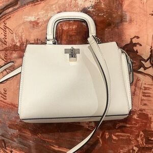 Guess Elegant White Handbag